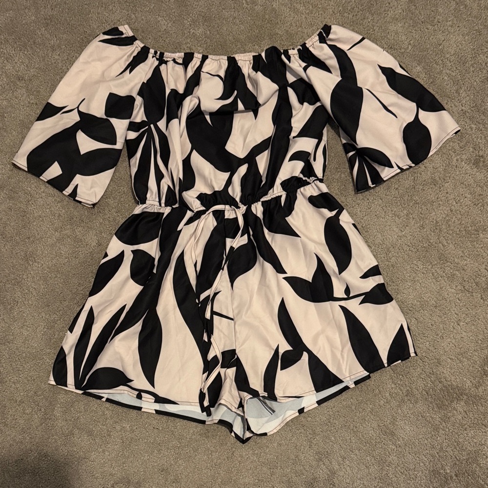 Cupshe Black & Cream Off-Shoulder Leaf Print Romper
